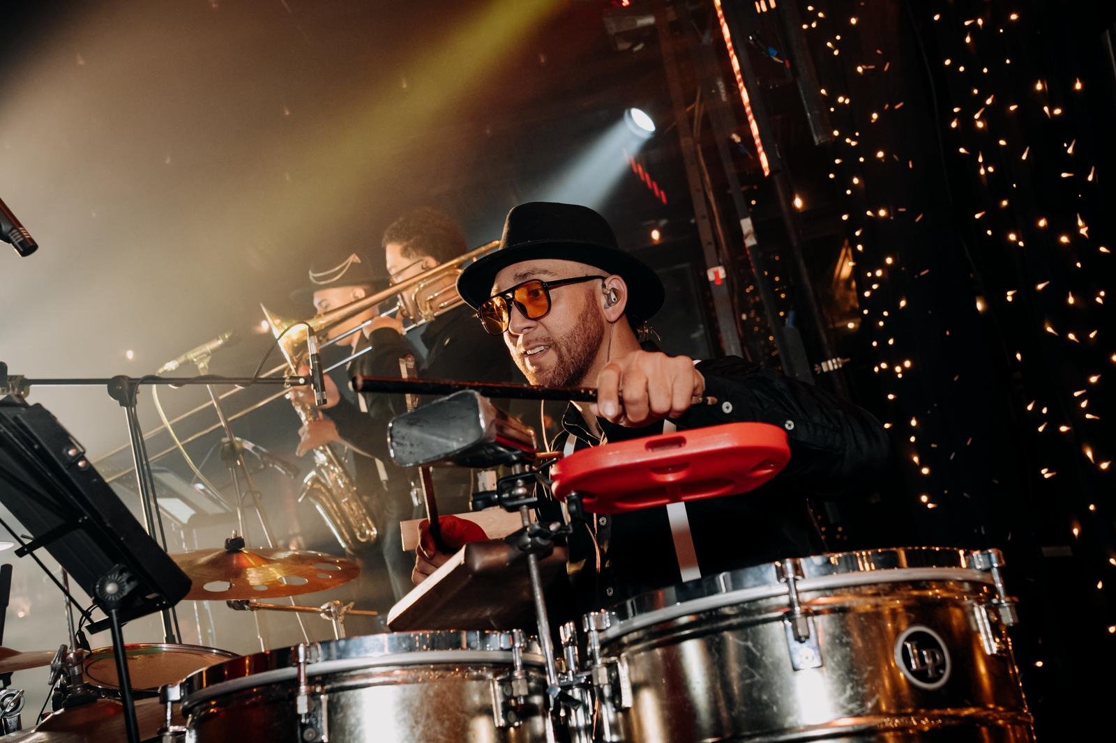 Percusión en vivo de AKORD3S Band